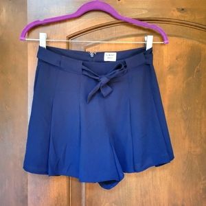 Aritzia Sunday Best High Rise Flowy Navy Shorts with Belt Women's Size 2